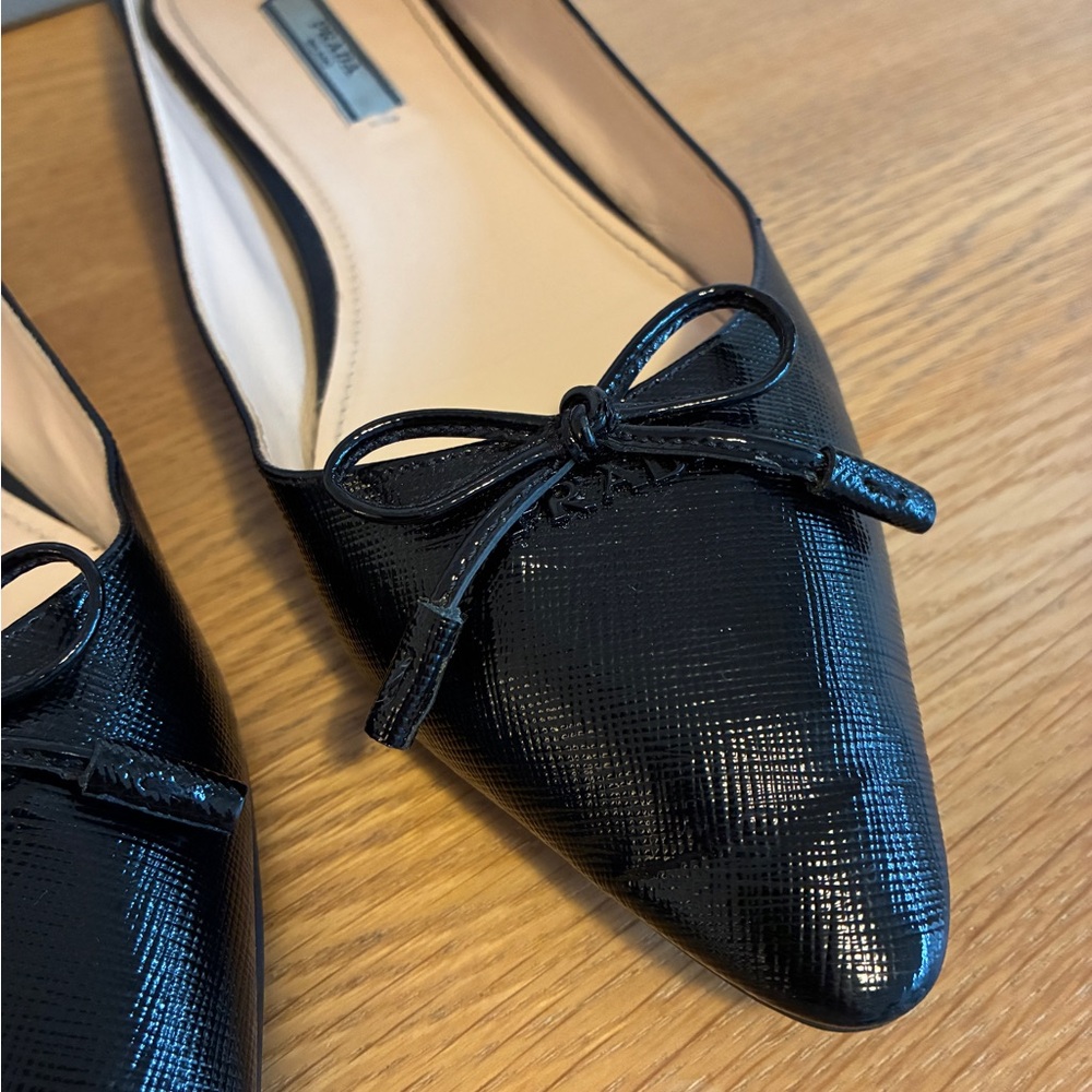 Prada Glossed Black Saffiano Flats with Bow - Picture 8 of 13